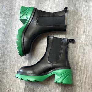 Green heel tire boot